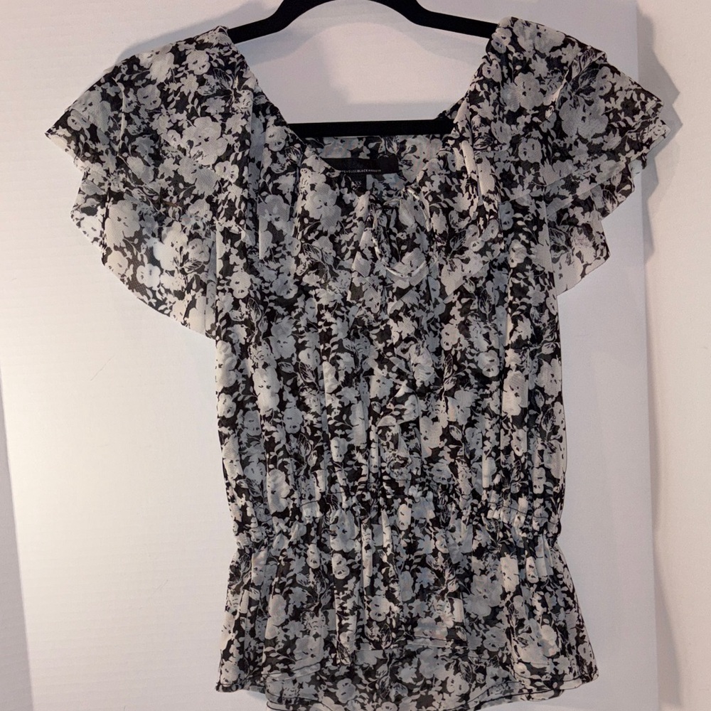 White House Black Market Floral black & white‎ Ruffle Sleeve Top XS